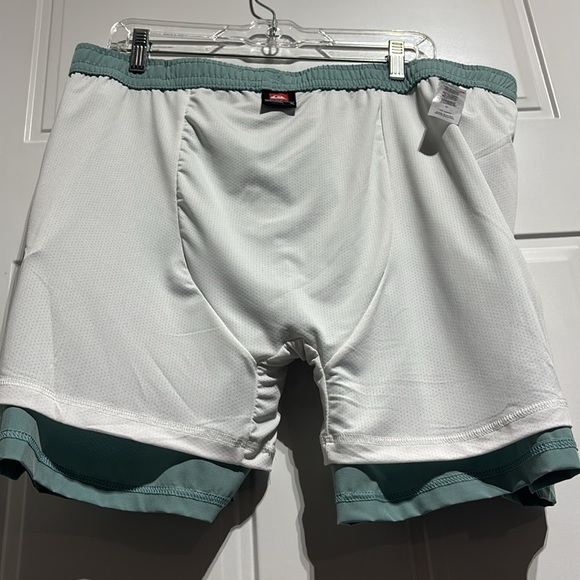 Quicksilver Lined board/swim,elastic drawstring waist,hip pockets,back velcro - Picture 7 of 12
